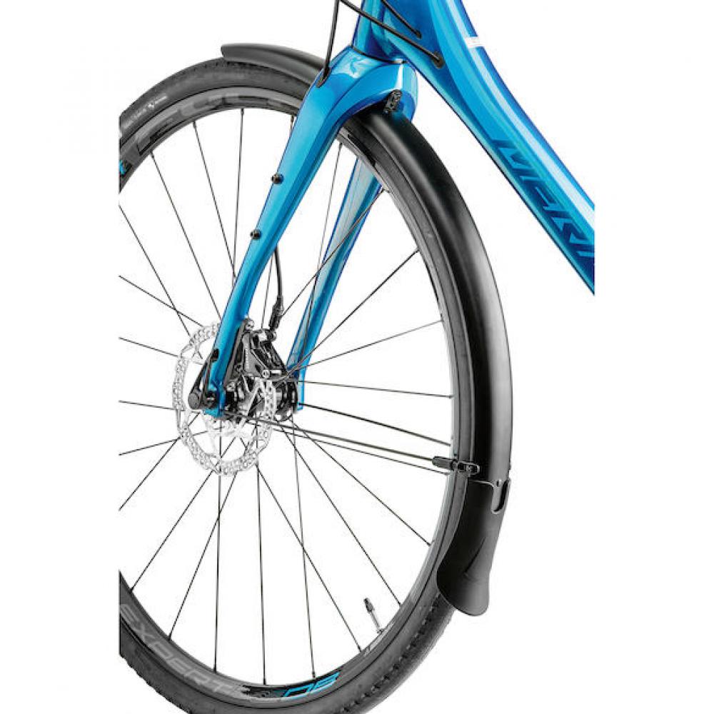 Merida EQ Set SILEX Schutzbleche & Gepäckträger Schwarz montiert am Vorderrad eines blauen Merida Fahrrads.