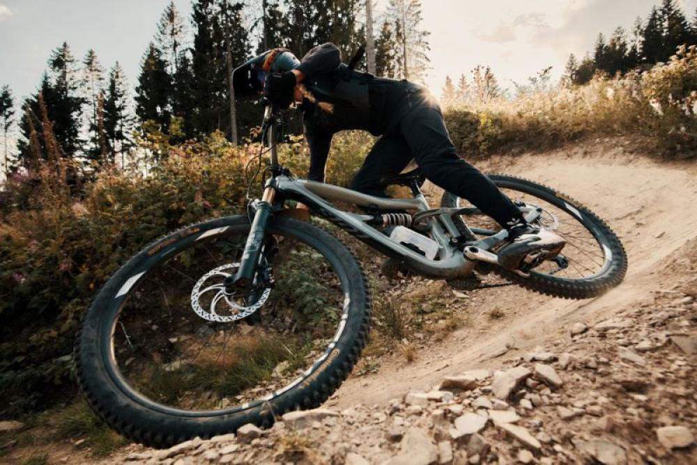 Mountainbiker mit magnetischem FIDLOCK TWIST Bottle 750ml Compact Flaschenhalter auf Trail.