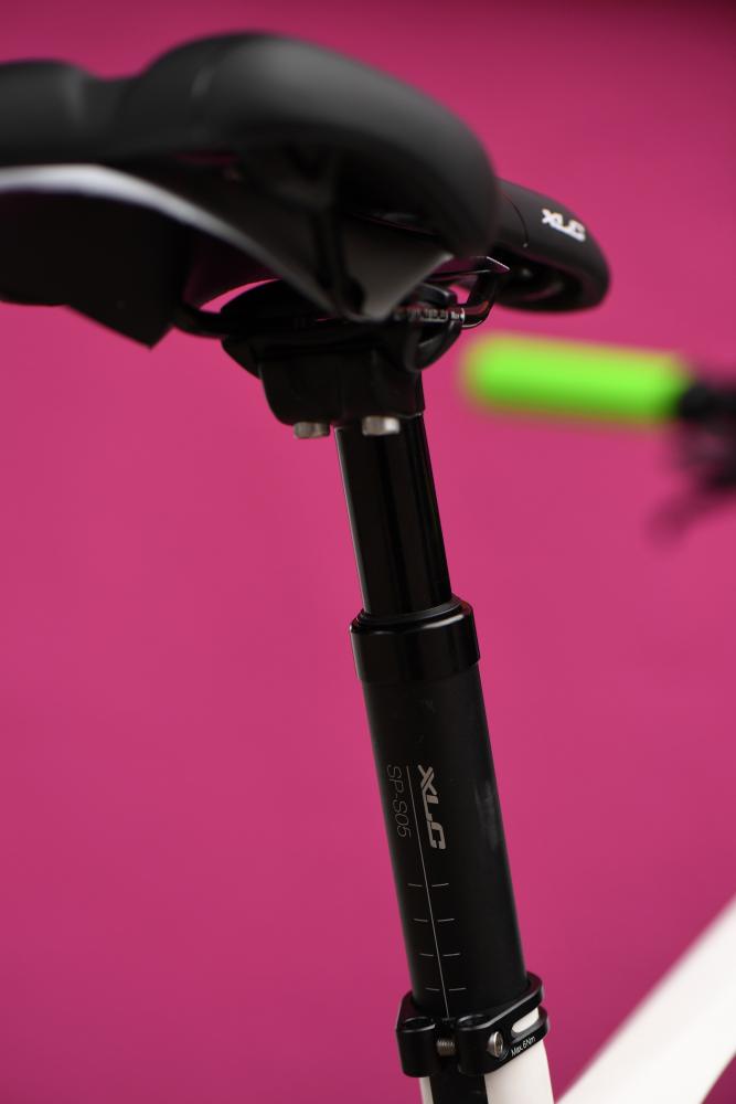 XLC Federsattelstütze Pro SP-S05 schwarz 31,6mm 350mm mit 15mm Versatz montiert an einem Fahrradsattel.