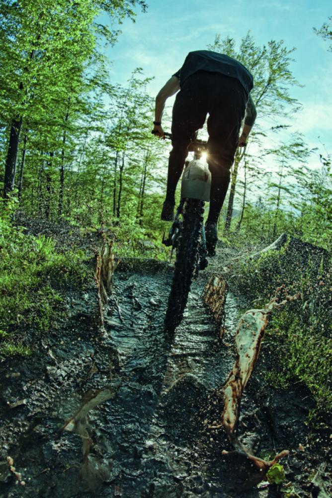 SKS Mudrocker Rear Schutzblech für Mountainbikes im Einsatz: Spritzschutz beim Fahren durch Matsch im Wald.