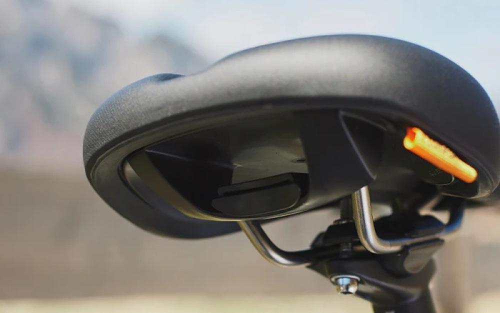 Selle Royal Explora Fahrradsattel, schwarz, ergonomisch für sportliche Touren, mit orangefarbenem Reflektor.