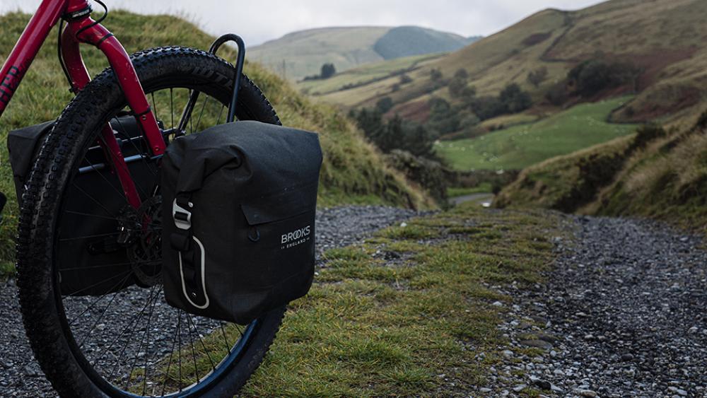 BROOKS Scape Pannier Small Mud Green - wasserdichte Fahrradtasche 10 Liter mit Rollverschluss & KlickFix-System - robuste Bikepacking-Seitentasche