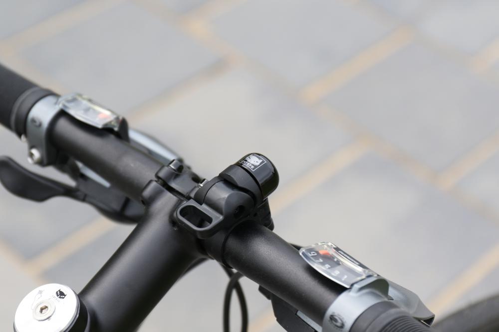Kompakte schwarze CATEYE OH-1500 Nido Fahrradklingel am Lenker montiert für warmen Doppelklang.