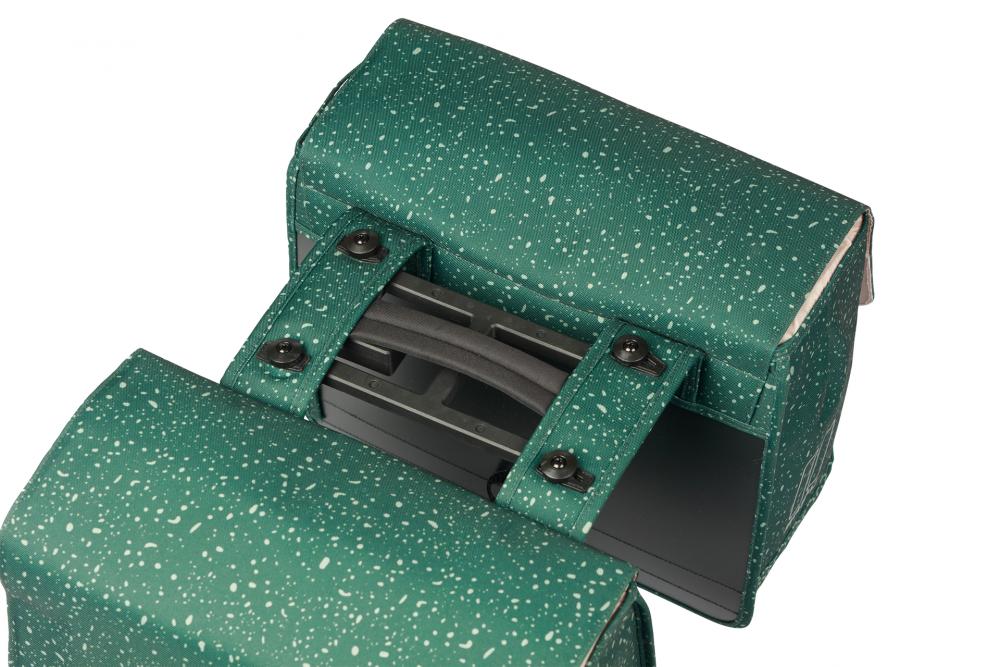 Basil Flair Doppelpacktasche 35L grün, MIK System Hinterradtasche mit Adapterplatte 2.0 Detailansicht.