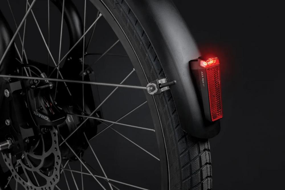 AXA Nyx Steady Dynamo-Rücklicht schwarz, integrierter Z-Rückstrahler, Standlichtfunktion (4 Min.), Schutzblechmontage, seitliche Sichtbarkeit, StVZO-zugelassen