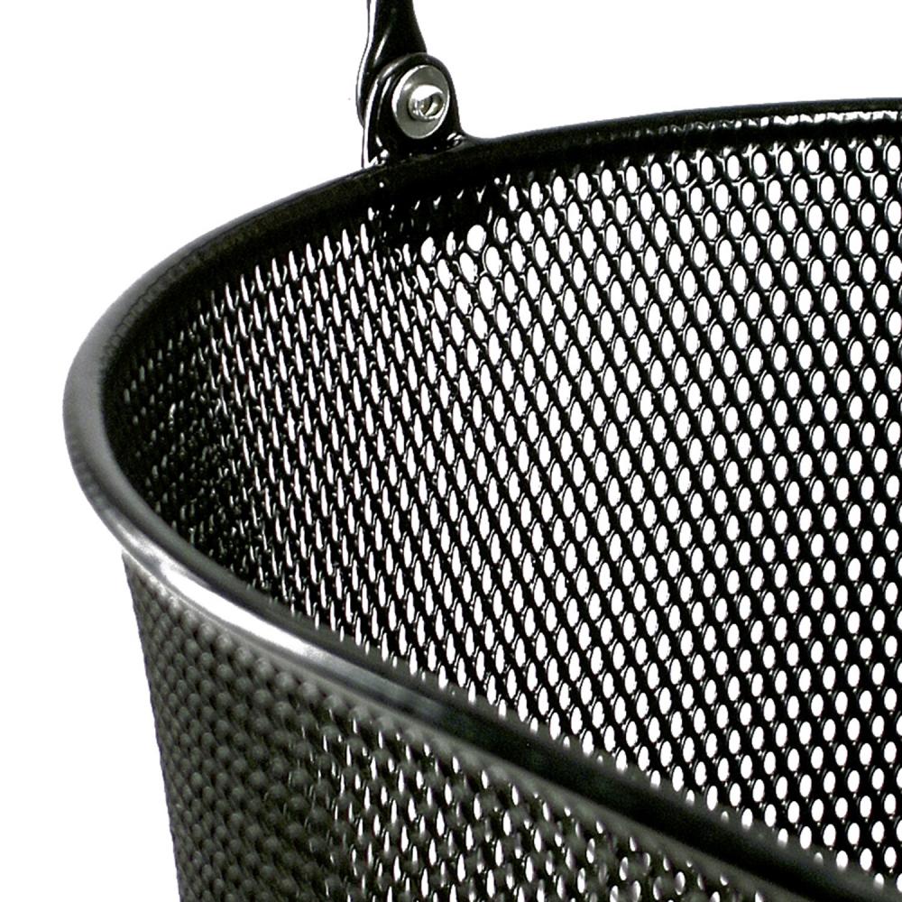 Nahaufnahme des schwarzen Klickfix Fahrradkorbs Oval Plus aus engmaschigem Metallgeflecht.