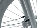 Nahaufnahme der Centurion Schutzblechstrebenklemmung (4mm M5) an Fahrradspeichen/Gabel eines E-Trekkingrads.