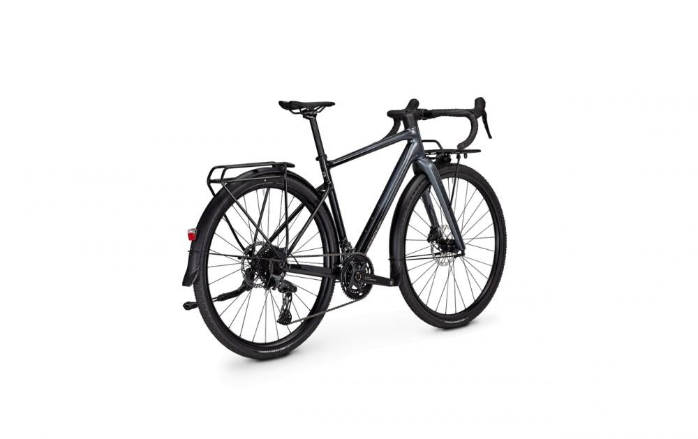 Focus ATLAS 6.8 EQP Gravelbike in Grau mit Gepäckträger, Schutzblechen und Lichtanlage.