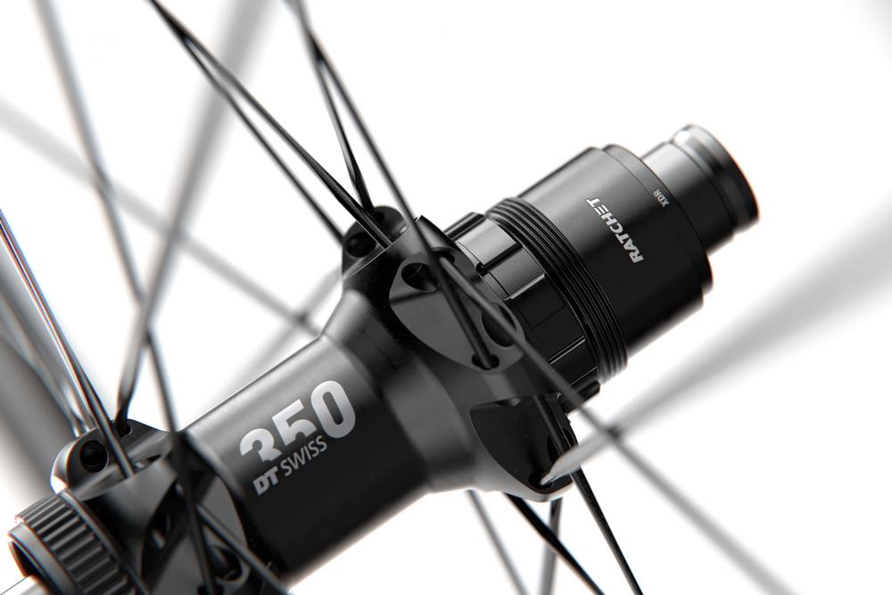 DT Swiss ER 1600 SPLINE schwarzes Endurance-Disc-Laufrad, Nabe mit RATCHET XDR Freilauf und Speichen.