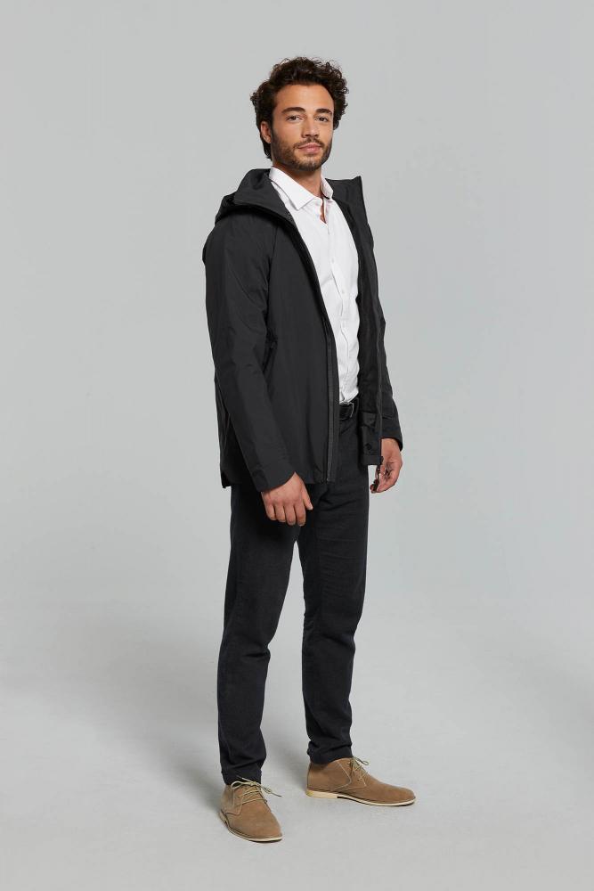 Mann trägt schwarze Basil Skane Herren Regenjacke, wasserdicht, atmungsaktiv, reflektierend.