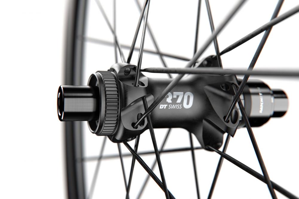 Schwarzes DT Swiss A 1800 SPLINE 27,5" MTB-Disc-Hinterrad, Detailansicht der Nabe und Speichen.