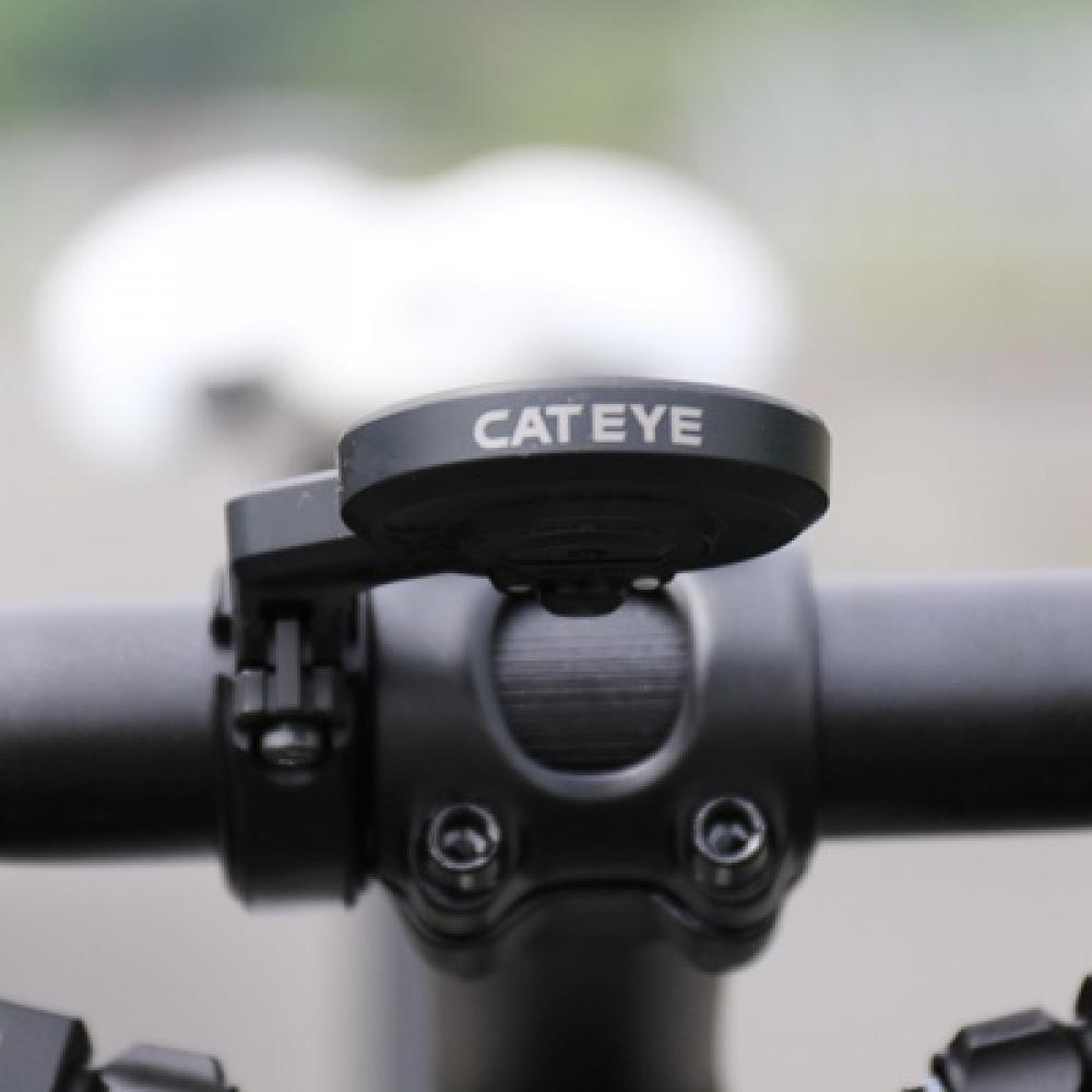 Cat Eye Quick Fahrradcomputer schwarz-rot, kabellos am Lenker montiert, 8 Funktionen und analoge Funkverbindung.