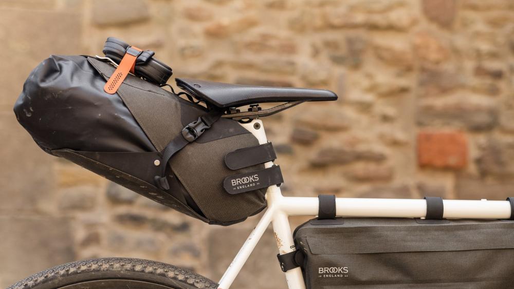 BROOKS Scape Seat Bag Mud Green - wasserdichte Bikepacking-Satteltasche 8 Liter, Holster + herausnehmbarer Drybag