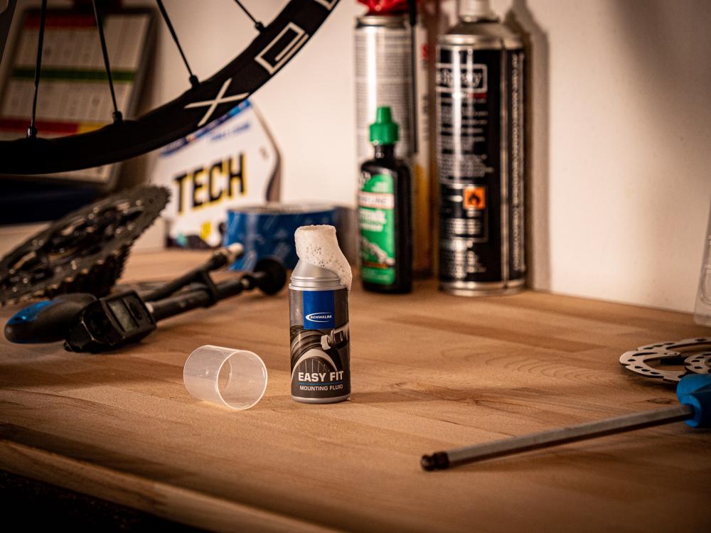 Schwalbe Easy Fit Montage-Flüssigkeit 50 ml - Spezielle Reifenmontage-Flüssigkeit in praktischer Schwammdose für einfache Anwendung, verflüchtigt sich nach ca. 10 Minuten vollständig