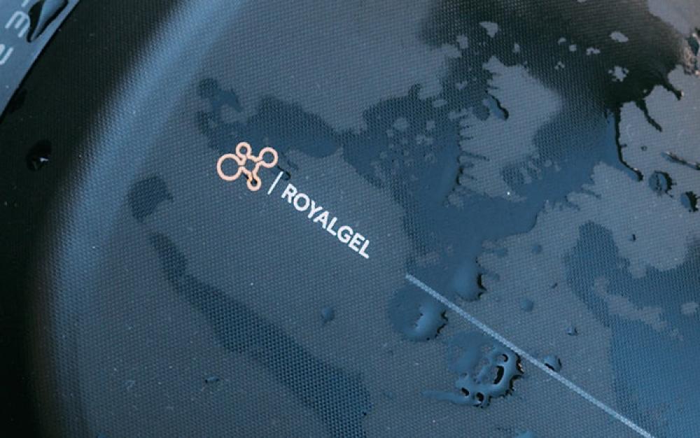 Selle Royal Fahrradsattel On Open Athletic Unisex mit Royalgel Logo und Wassertropfen auf dunklem Stoff.