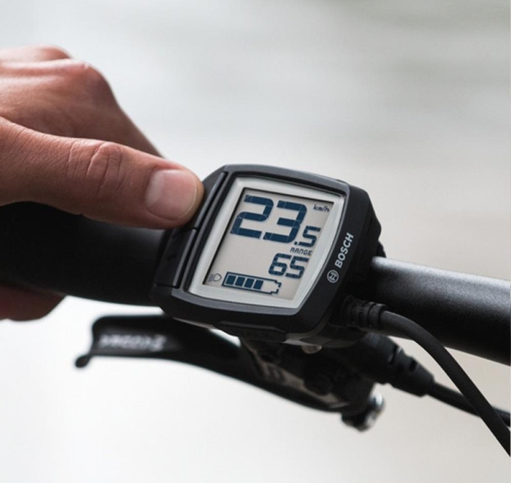 Bosch Purion eBike-Bedieneinheit am Lenker, Hand bedient Display mit 23.5 km/h und 65 km Reichweite.