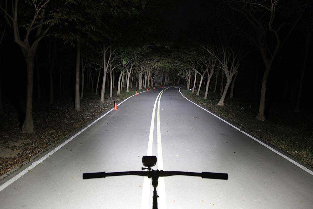 LITEMOVE RXW-2900 Fahrrad Frontlicht mit Fernlicht beleuchtet dunkle Straße bei Nacht für maximale Sicht und Sicherheit.