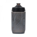 Zefal Sense Pro 50 Trinkflasche 500ml schwarz/grau mit Topo-Design, Silikon-Mundstück. Auslaufsicher, BPA-frei.