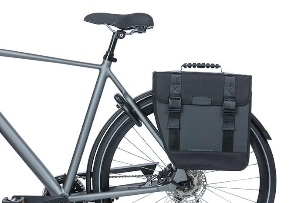 Basil Seitentasche Tour Waterproof Left schwarz am Fahrrad.