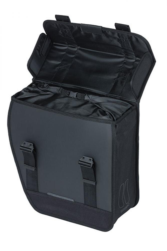 Offene schwarze Basil Seitentasche Tour Waterproof Left mit Rollverschluss und Schnallen.
