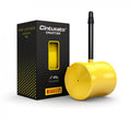 Gelber Pirelli Cinturato SmarTUBE Fahrradschlauch (49g, 28 Zoll, 33-45-622) mit schwarzem Ventil und Verpackung.