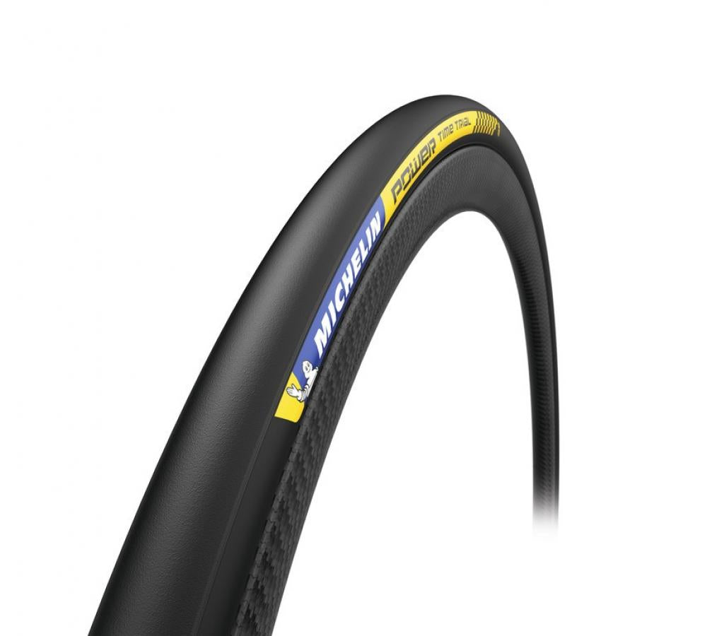 Ein schwarzer Michelin Power Time Trial Rennrad Faltreifen 23-622 mit gelber Time Trial Markierung.