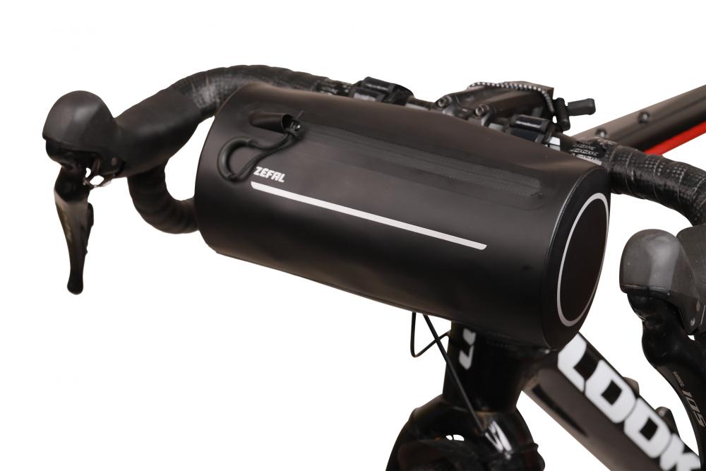 Zefal Lenkertasche Z Adventure F2 schwarz am Rennradlenker montiert.
