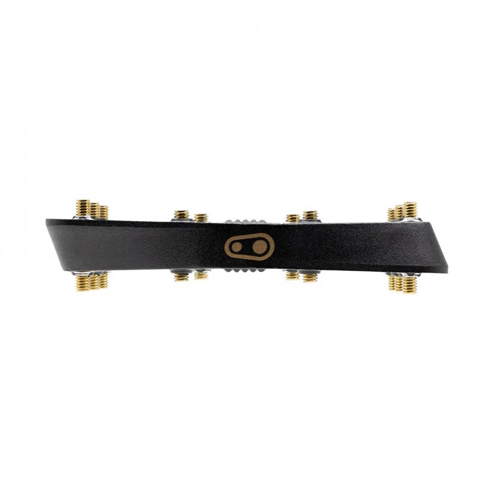 Seitenansicht des schwarzen Crankbrothers Stamp 7 Fabio Wibmer Plattformpedals mit goldenen Pins, 114x111mm.