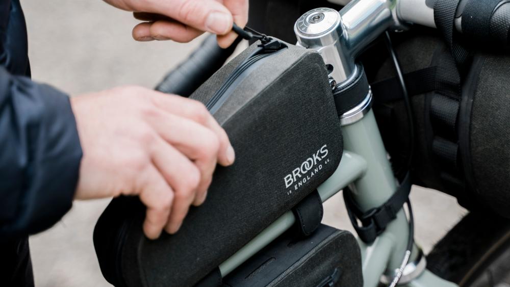 BROOKS Scape Top Tube Bag Black - wasserdichte Oberrohrtasche 0,9 Liter aus 600D Polyester mit Hypalon-Details - 100 g leicht, 210x40x110 mm