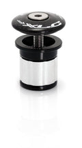 Schwarzer XLC A-Head-Plug AP-C01 für Carbongabel, Carbon-Optik, mit Schraube und 28.6x23 Aufschrift.