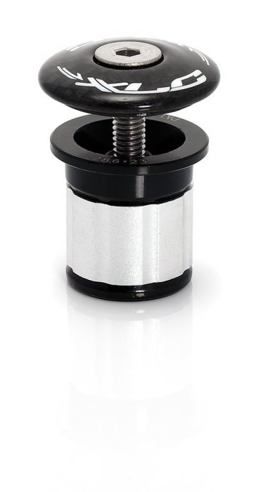 Schwarzer XLC A-Head-Plug AP-C01 für Carbongabel, Carbon-Optik, mit Schraube und 28.6x23 Aufschrift.