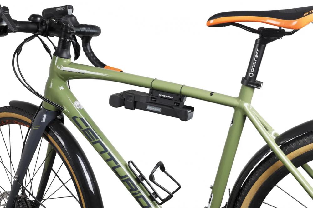 TRELOCK ADD IT Fahrradhalterung für Schlösser, Flaschen & Zubehör am grünen Rahmen. Passt an 64mm Punkte.