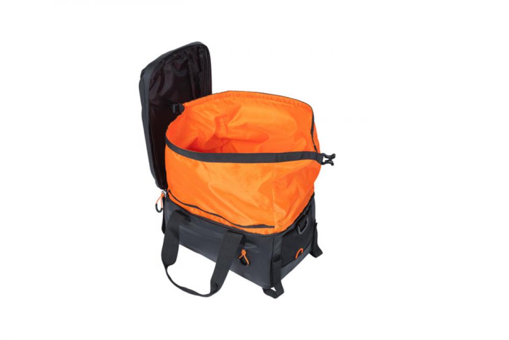 Basil Miles Gepäckträgertasche schwarz-orange, offen, wasserdicht, mit Rollverschluss und orangefarbenem Innenraum.