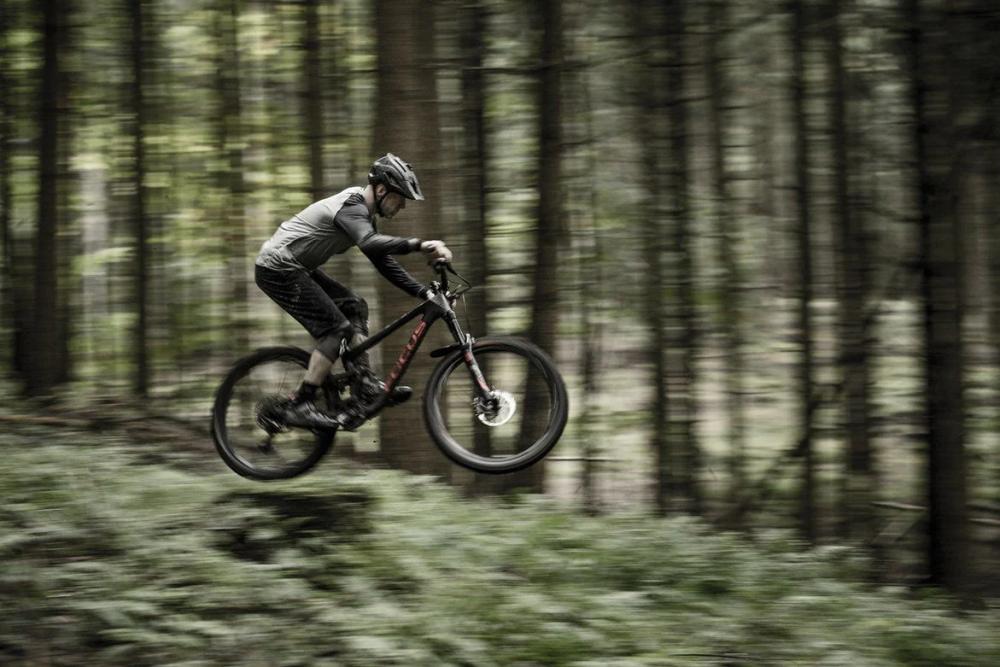 Ass Savers MFR-1 Mudder Spektrum: Leichter 18g Spritzschutz für MTB, passend für 26\"-29\" Räder, einfache Montage an Federgabeln, effektiver Schutz vor Schmutz
