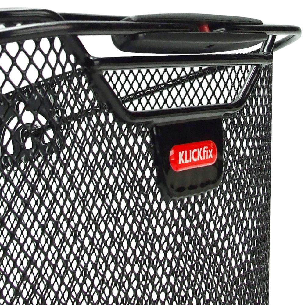 KLICKfix Citymax GTA Hinterradkorb schwarz: Detailansicht des Logos am feinmaschigen 24L Fahrradkorb für Einkäufe.
