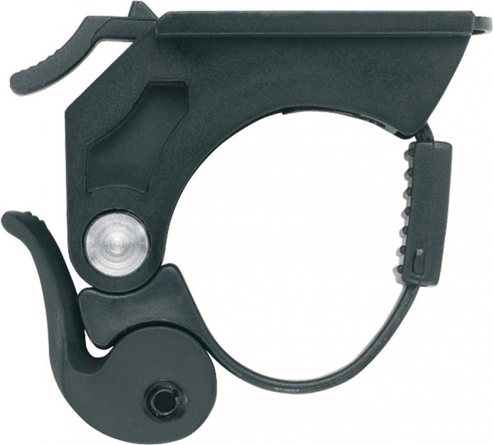 Schwarze XLC CL-X03 Frontlichthalterung für Fahrrad-Frontleuchten Triton/Europa, Nahaufnahme auf weißem Hintergrund.