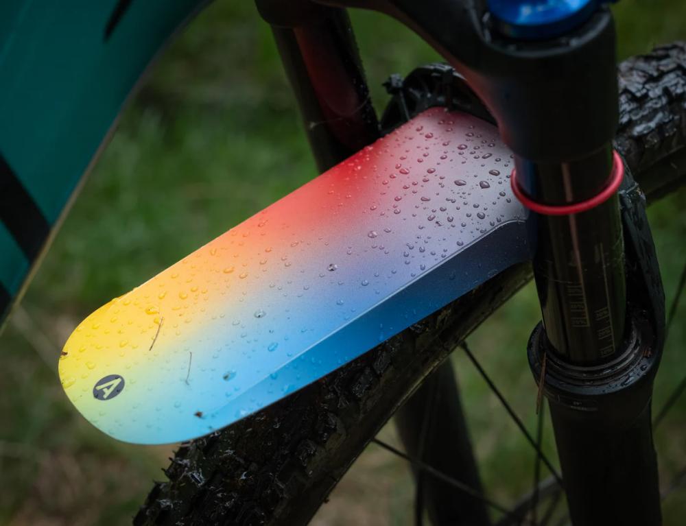 Ass Savers MFR-1 Mudder Spektrum: Leichter 18g Spritzschutz für MTB, passend für 26\"-29\" Räder, einfache Montage an Federgabeln, effektiver Schutz vor Schmutz
