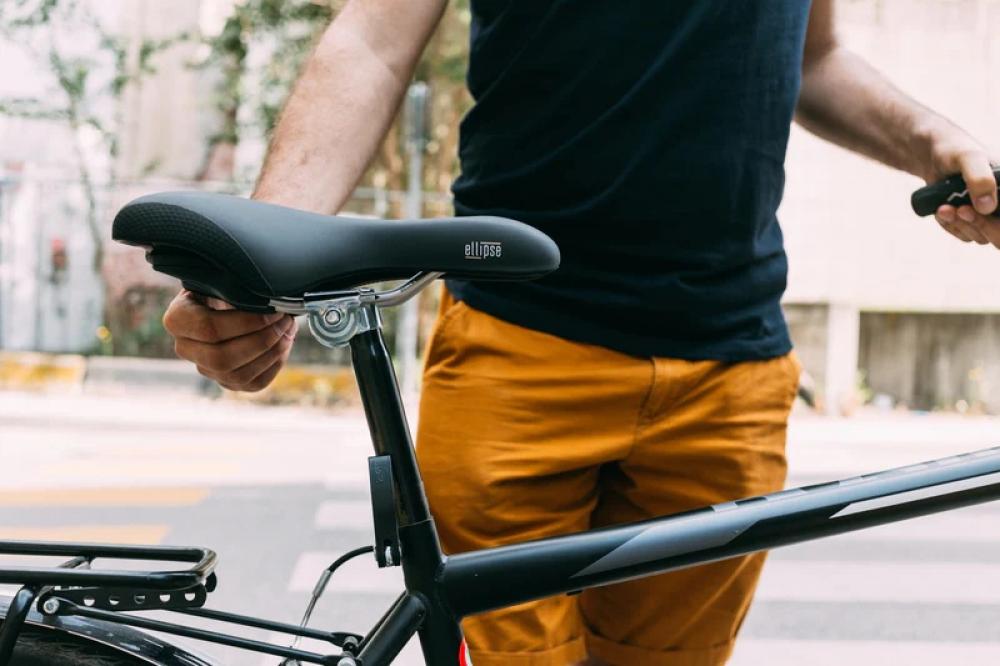 Selle Royal Ellipse Fahrradsattel Moderate Unisex für maximalen City-Komfort, an einem Rad von Person geschoben.