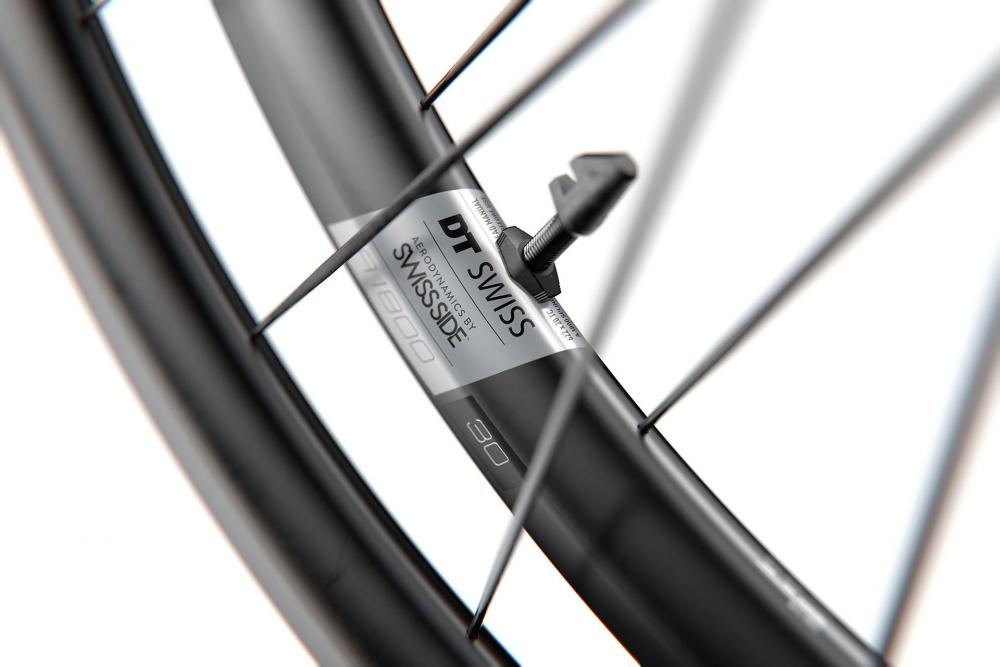Aerodynamisches DT Swiss A 1800 SPLINE 27,5" MTB-Disc-Laufrad in Schwarz, entwickelt mit Swiss Side.