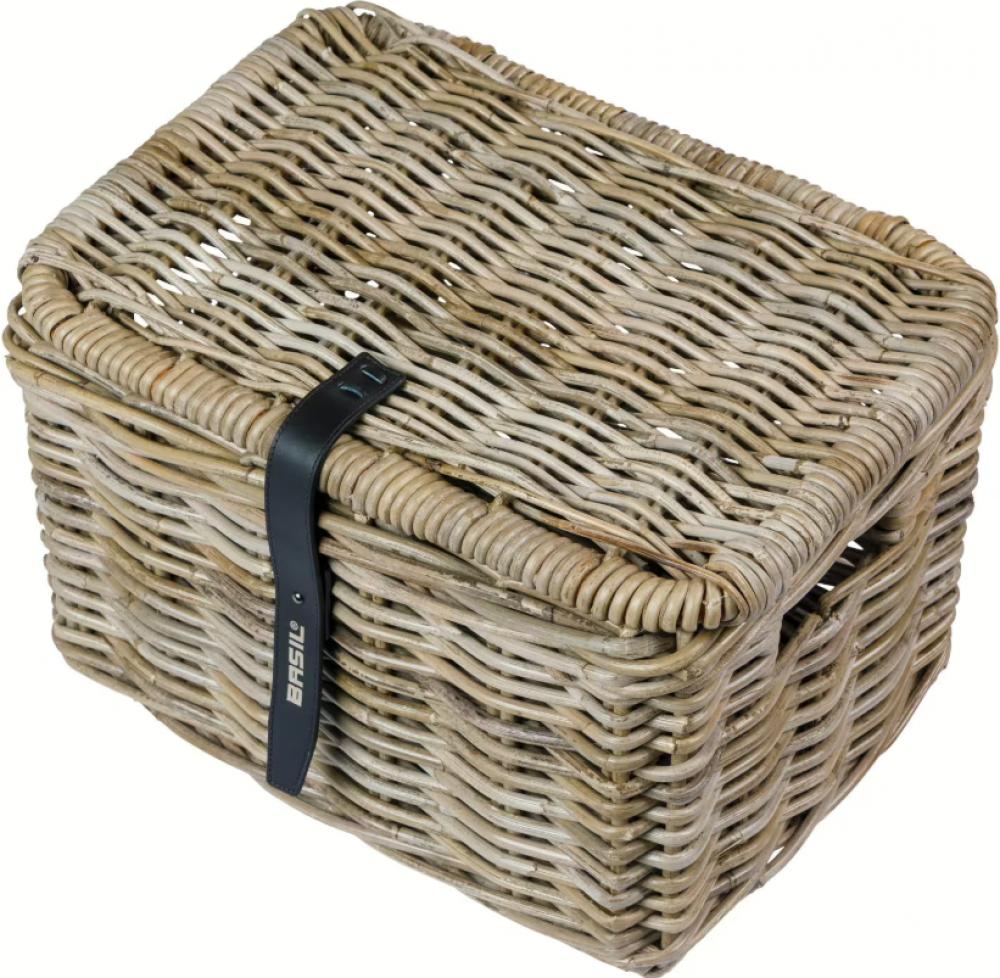 Basil Dax S Vorderradkorb aus grauem Rattan, grobmaschig, mit Deckel und schwarzem Basil-Verschluss.