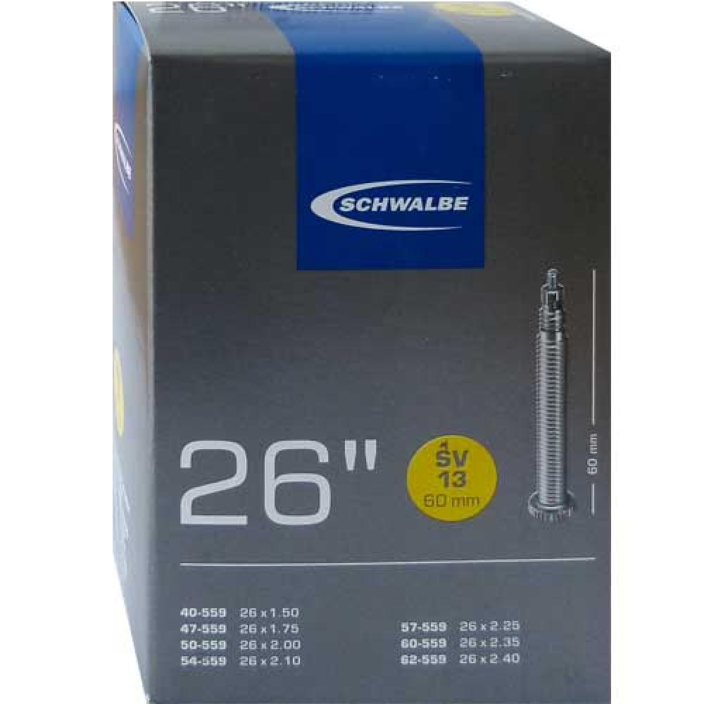 Schwalbe Fahrradschlauch SV13 26 Zoll (40-62/559) mit 60mm SV-Ventil auf der Produktverpackung.