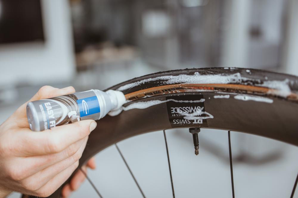 Schwalbe Easy Fit Montage-Flüssigkeit 50 ml - Spezielle Reifenmontage-Flüssigkeit in praktischer Schwammdose für einfache Anwendung, verflüchtigt sich nach ca. 10 Minuten vollständig