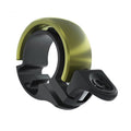 Knog Oi Classic Fahrradklingel, klein 22.2mm, schwarze Halterung, olivgrüner Klangkörper, minimalistisches Design.