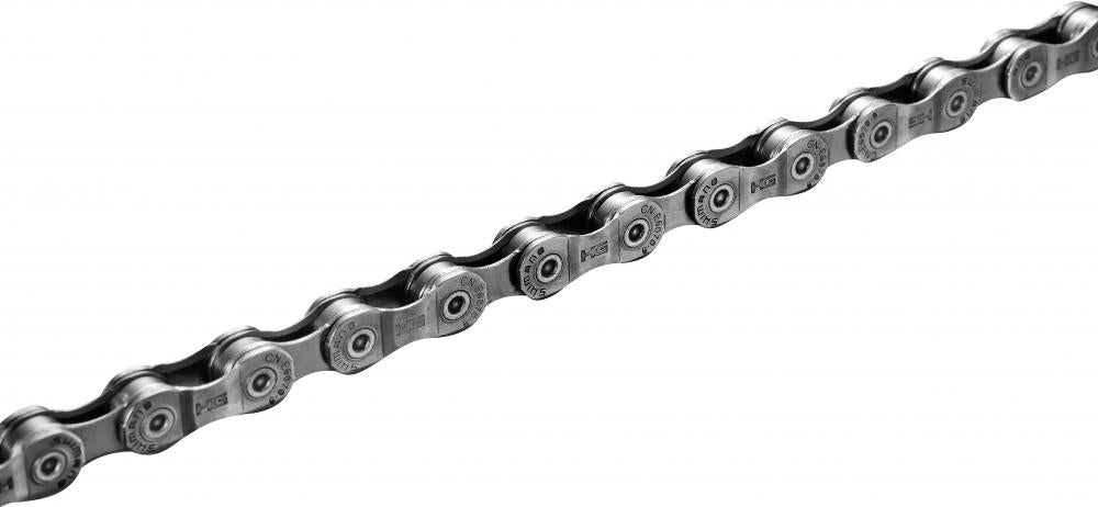 Nahaufnahme der silbernen SHIMANO CN-E6070 9-fach E-Bike-Kette mit 118 Gliedern für präzise Schaltvorgänge.