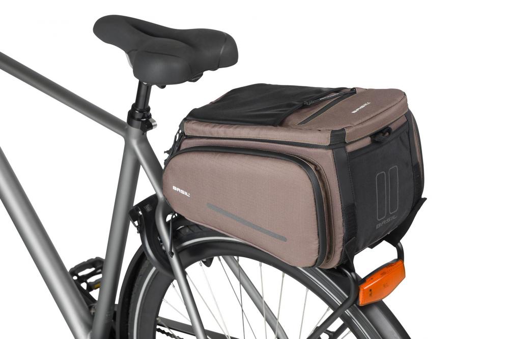 Basil Move Gepäckträgertasche 10-26 Liter Braun - recyceltes Polyester, MIK-Befestigung, erweiterbar, reflektierend
