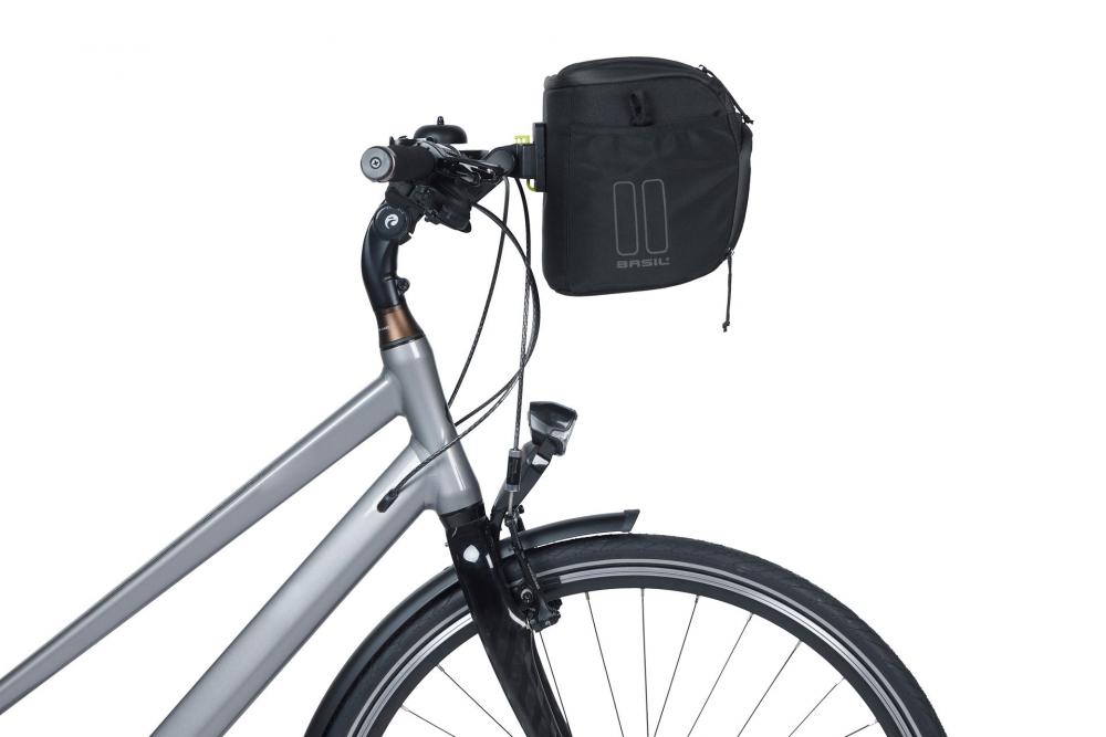 Schwarze Basil Move KF Lenkertasche (7-8L, wasserabweisend) am Fahrradlenker mit Reflektor.