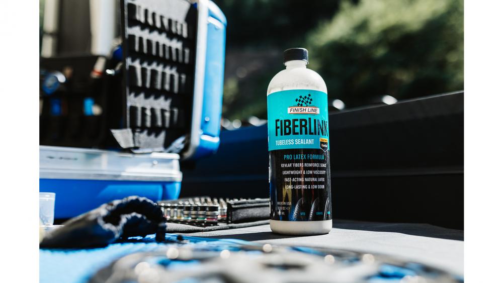 Finish Line Tubeless Reifendichtmittel 1Liter - Latex-basierte Pannenhilfe für MTB, Rennrad und Gravel, dichtet Einstiche und kleine Schnitte zuverlässig ab