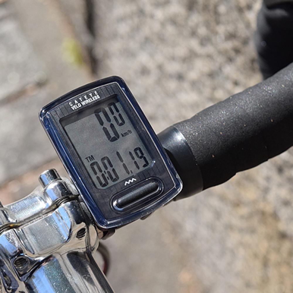 CATEYE Velo Wireless Fahrradcomputer in Schwarz am Lenker montiert für kabelloses Bike-Tracking der Fahrdaten.