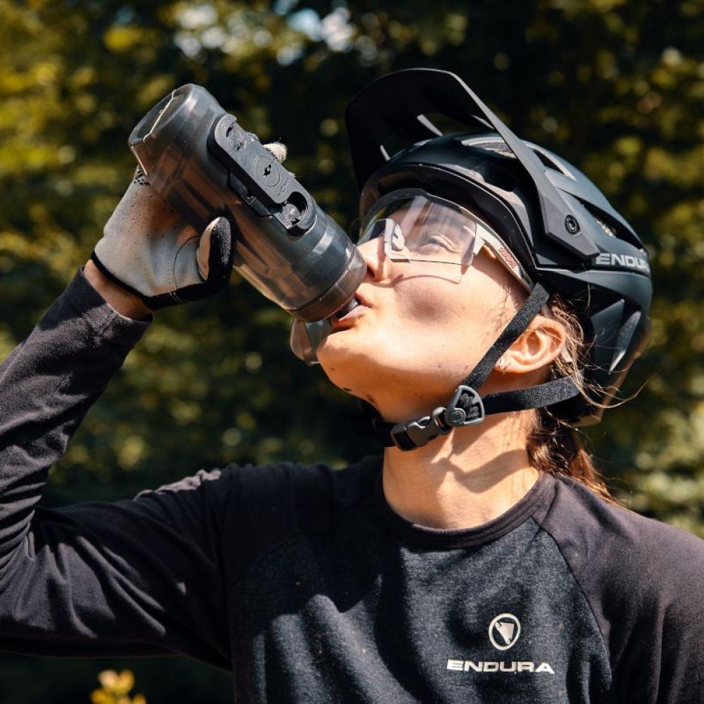Fidlock TWIST bottle 590 ml Trinkflasche mit magnetischem Haltesystem, ergonomischem Design, auslaufsicherem Membranverschluss und abnehmbarer Staubschutzkappe