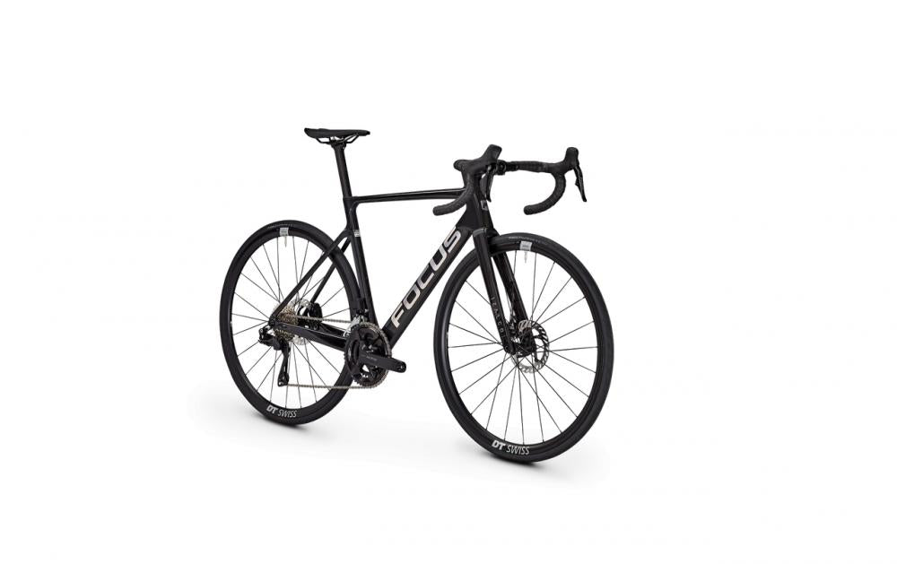 Schwarzes Focus IZALCO MAX 8.8 Carbon Aero Rennrad mit Shimano 105 Di2 und DT Swiss Laufrädern.